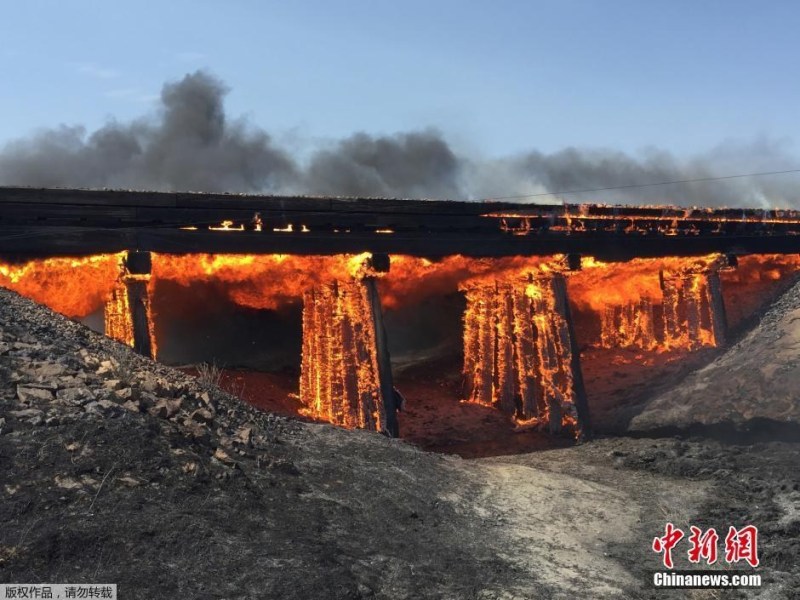 美国科罗拉多州森林大火吞噬铁路高架桥