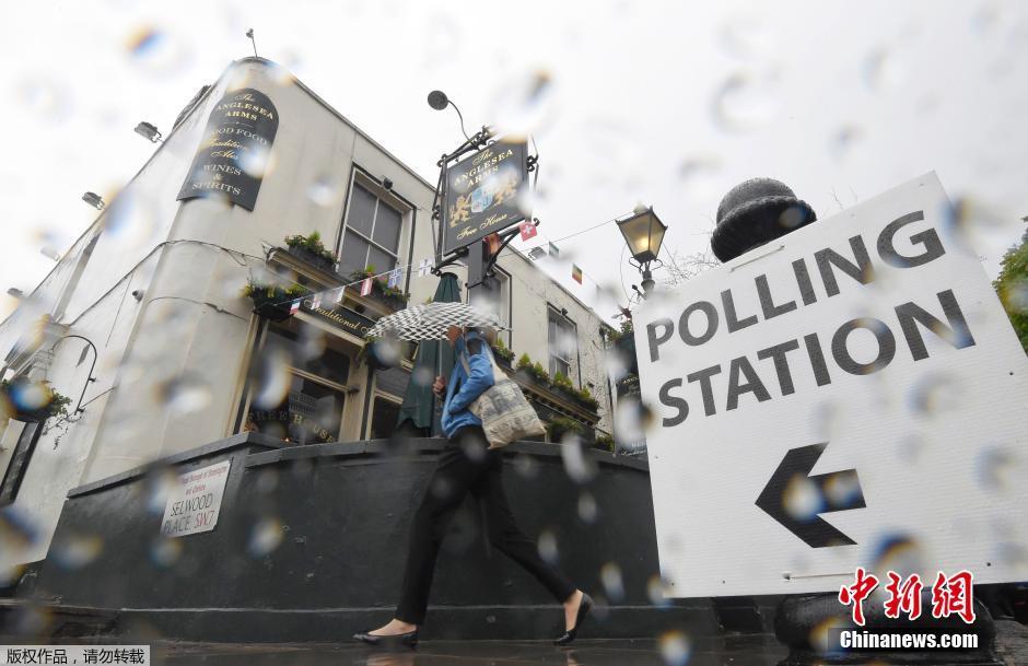 英国＂脱欧＂公投拉开帷幕 民众冒雨前往投票