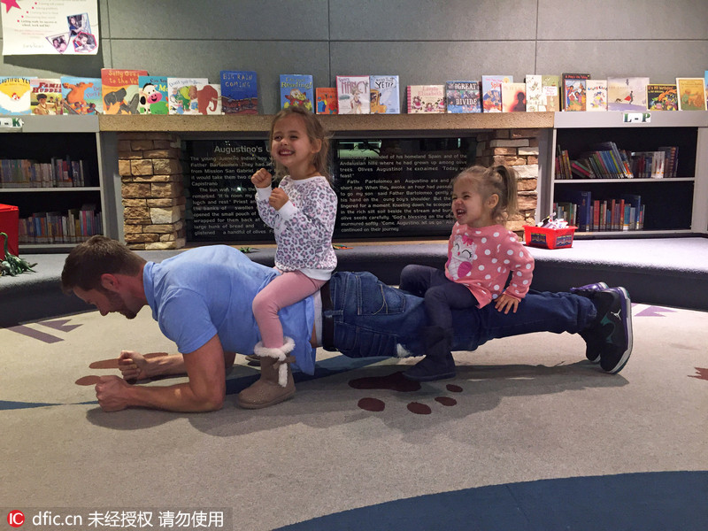 可爱女儿当哑铃 美国爸爸健身无处不在