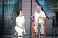 <b>董卿跪地采访开学第一课董卿下跪采访96岁许渊冲</b>
