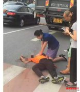 <b>空姐跪地抢救受伤男子半小时未能救活当场痛哭</b>