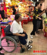 洪金宝坐轮椅买菜和菜档老板聊天需要什么菜一