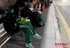 <b>女孩在公交上写作业 为老人让座遭婉拒：作业要</b>