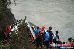<b>尼泊尔一长途客车坠河至少31人死亡</b>