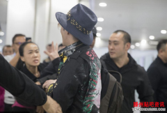 <b>王力宏机场遇疯狂女粉丝攻击被喊你是不是男人</b>