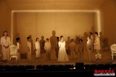 <b>胡军16岁女儿首次登台演出与妈妈卢芳同框气场强</b>