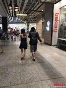 网友偶遇周杰伦夫妇昆凌穿清凉吊带裙长腿抢镜