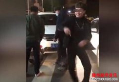 <b>为了出名，两男子竟然在车祸现场疯狂尬舞玩直</b>