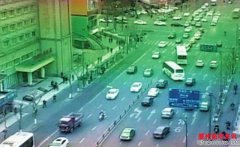 暖心!小女孩病重送医遇堵交警接力护送11分钟跑