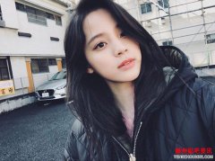 P图露馅？欧阳娜娜晒照身后栏杆“扭曲变形”