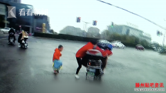 妈妈送娃突滑倒交警暖心相助满满的正能量获网