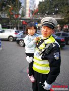 2岁女孩车流穿梭所幸交警发现及时抱起