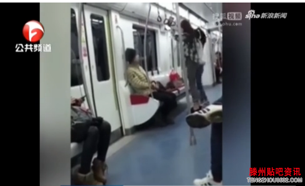 <b>沈阳：两美女在地铁上跳直播热舞 看呆一旁小哥</b>