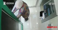 <b>小伙狂敲ATM机门真相曝光原来是担心老人上当受</b>