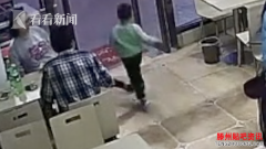 <b>故意的！孕妇绊倒4岁男童网友：孕妇有时候情绪</b>