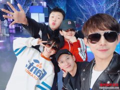 <b>何炅晒快乐家族久违合照谢娜回归：5月5日见！</b>