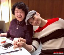 黄晓明为母亲庆生一家人其乐融融画面超级swee