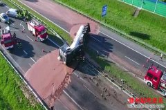 <b>15吨液体巧克力翻车吃货：组团去舔马路</b>