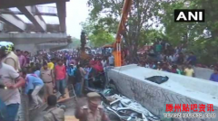 <b>印度在建桥垮塌事故导致十多人死亡还有几十人被活埋生</b>