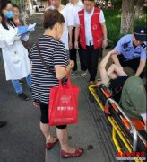<b>姑娘瘫倒草丛被发现全身都是露水</b>