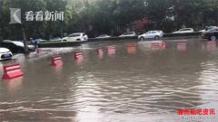 <b>俩大爷暴雨中下棋 棋逢对手 杀得难解难分</b>
