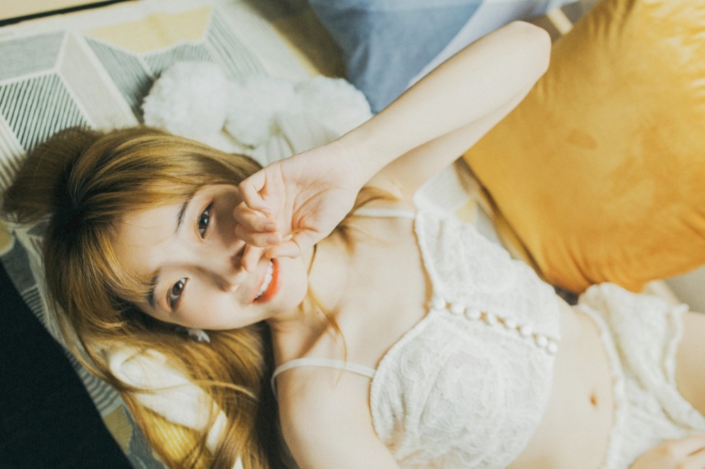 <b>修长美腿蕾丝睡衣性感美女私房写真</b>