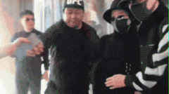 <b><font color='#FF0000'>赵丽颖产后今天出院,冯绍峰全程陪护,祝福这一家三口</font></b>
