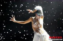 <b>杨丽萍请朋友吃火锅，看到捞起的食材，网友们瞬间都不淡定了</b>