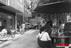 杭州保姆市场现状:就业门槛低健康证没有也没事