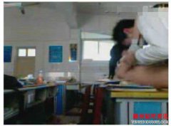 湖北武汉17中教室门事件 90后一丝不挂上演男欢女爱惹风波