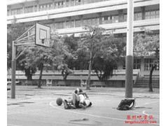 <b>学生情侣在操场上按耐不住滚地板热吻</b>