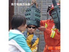 陕西宝鸡男孩的头被卡编钟内怎么回事？