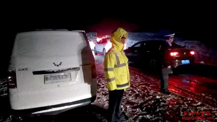 青海祁连突降大雪，上千辆车被困