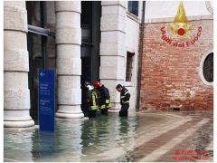 威尼斯发生严重水灾，女子“半裸”蹚水过街道