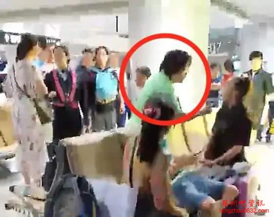 黄铮机场打骂小孩