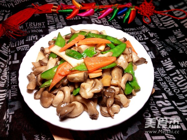素炒鸡腿菇成品图