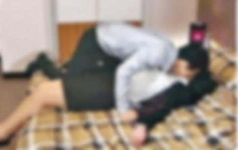男子强行搂抱并抓伤女同事胸部