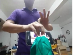 丝巾穿越手机屏幕从背面拉出 你能看出破绽吗