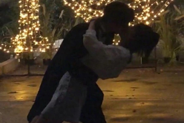 汪东城愚人节公开恋情，紧搂女友腰身投入热吻
