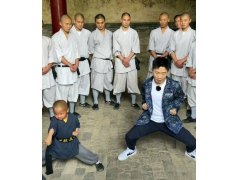 ​杨迪​现身​少林寺​,后面还围着一圈和尚,扎马步出拳还没有小孩标