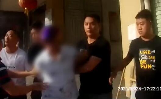 变态男公厕趴地偷窥女生上厕所，男子落网受害人发声