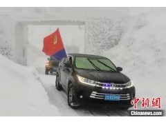 云南片马大雪封山 交警护送29名学生安全回家