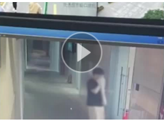 <b>高校变态男进女浴室偷拍超1小时</b>