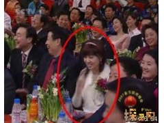 2014春晚白衣女孩事件，上镜14次身份引争议