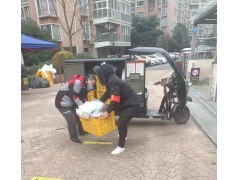 成都疫情隔离区内 快递小哥被“困”后秒变志愿者