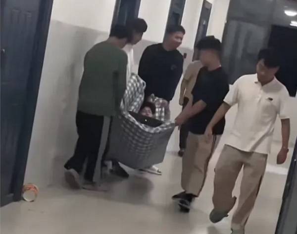 男生打呼噜太吵被室友抬至楼道 原来是整蛊开玩笑