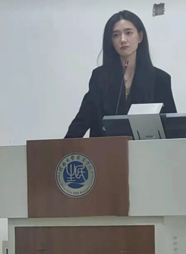高校毛概女老师被赞“神仙颜值” 校方回应