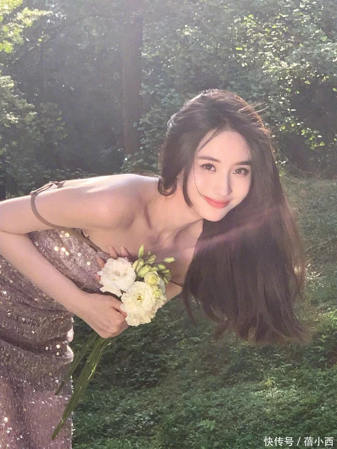 “蓝心妍”终于瘦成模特身材，穿抹胸星光裙优雅甜