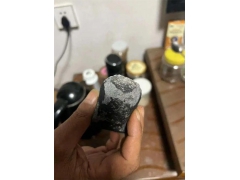火球坠入浙江 警方带走疑似陨石碎片：现场砸出六七厘米深坑
