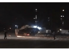 挖掘机当街破坏致1人死亡，司机被击毙